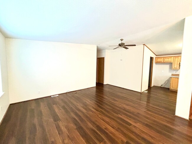 Building Photo - Cute 2BED 2BATH home on 3 Acres of land!