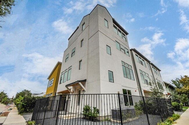 Building Photo - 2303 Yupon St