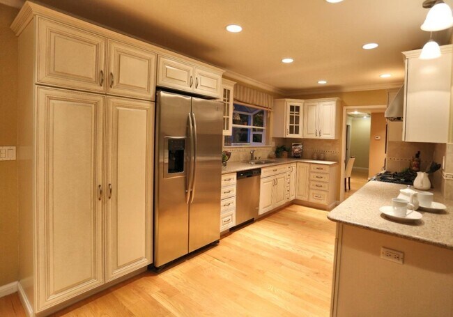 Building Photo - Fabulous updated, fresh and light.  Los Al...