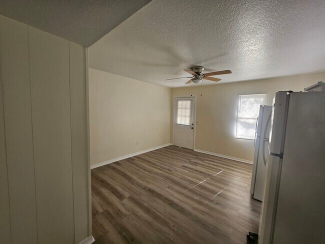 Foto del edificio - 7009 Old Middleburg Rd S