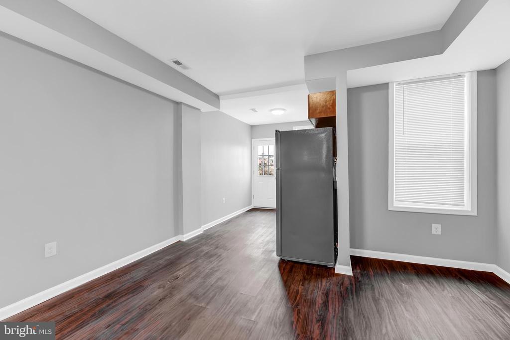 Primary Photo - 22 N Abington Ave