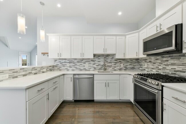 Building Photo - 1025 Fellsway