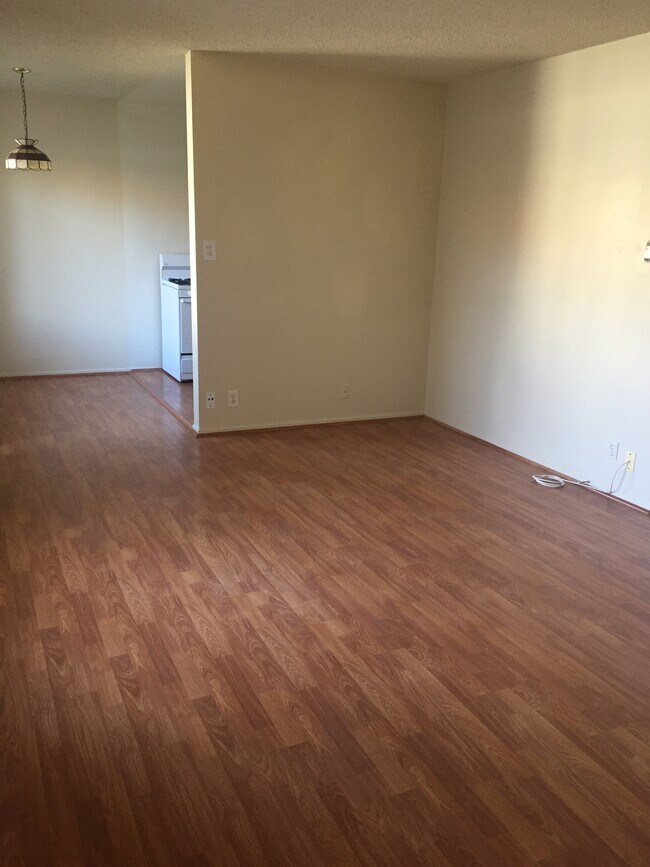 Livingroom to Kitchen - 1501 N Hollywood Way