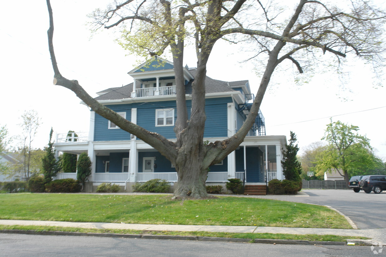 Building Photo - 412 Sairs Ave