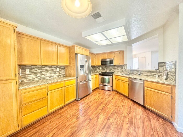 Foto principal - Beautiful 3-Bedroom Home in Gated Woodbrid...