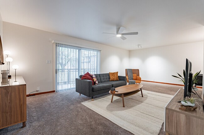 Gran habitación - 3940 E. Timrod St. #226