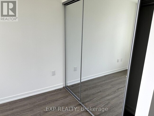 Photo du bâtiment - 2485 Eglinton Ave W