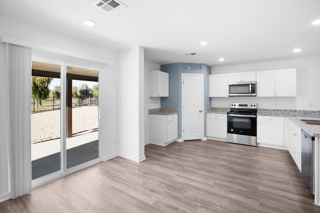 Foto del edificio - 5749 Club House Dr