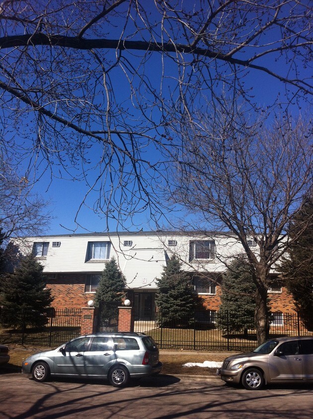 Main entrance - 509 Bellarmine Dr E