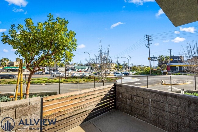 Foto del edificio - Beautiful three story live/work townhome i...