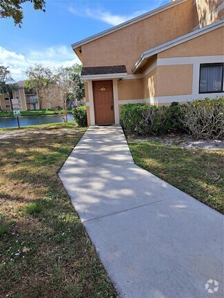 Building Photo - 310 Palm Cir E