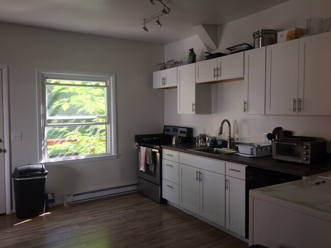 Building Photo - 711 BOLLING Ave
