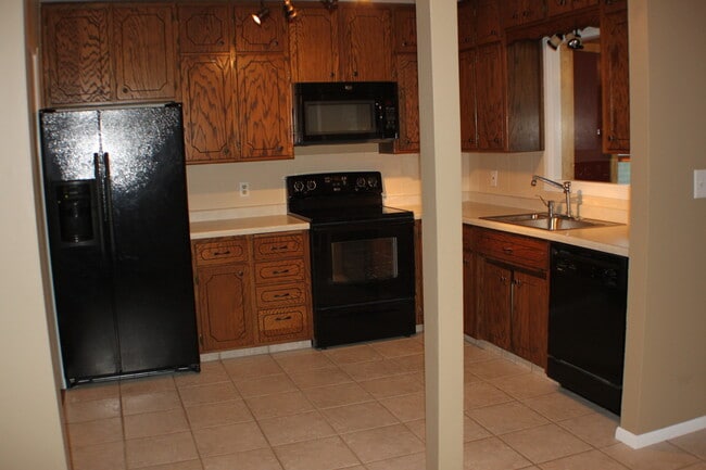 Building Photo - NW Rochester home available now! Very Nice...