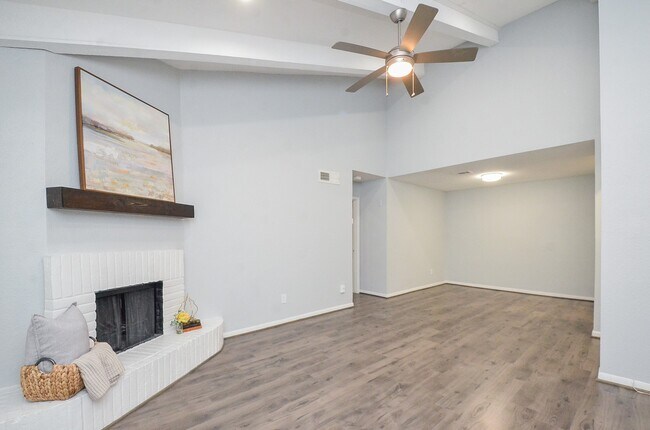 Foto del edificio - 5711 Sugar Hill Dr