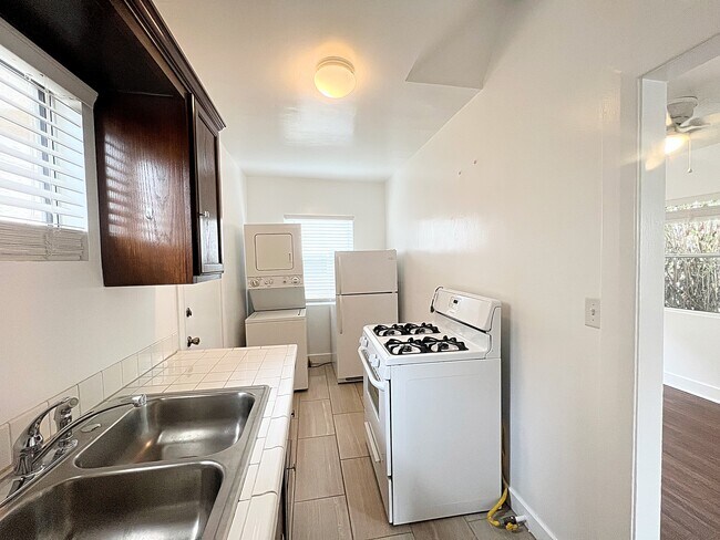 Building Photo - 2213 Cabrillo Ave