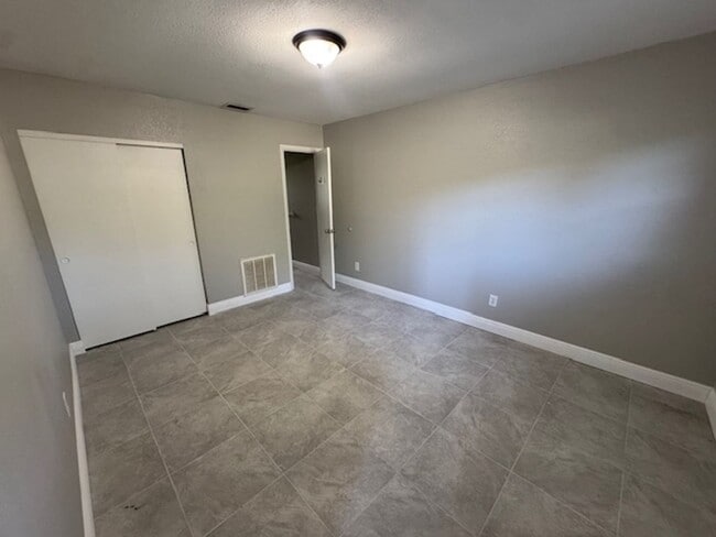 Building Photo - Charming 1 Bedroom