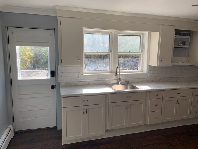 Building Photo - Newly Updated 2 Bedroom Townhouse - Availa...