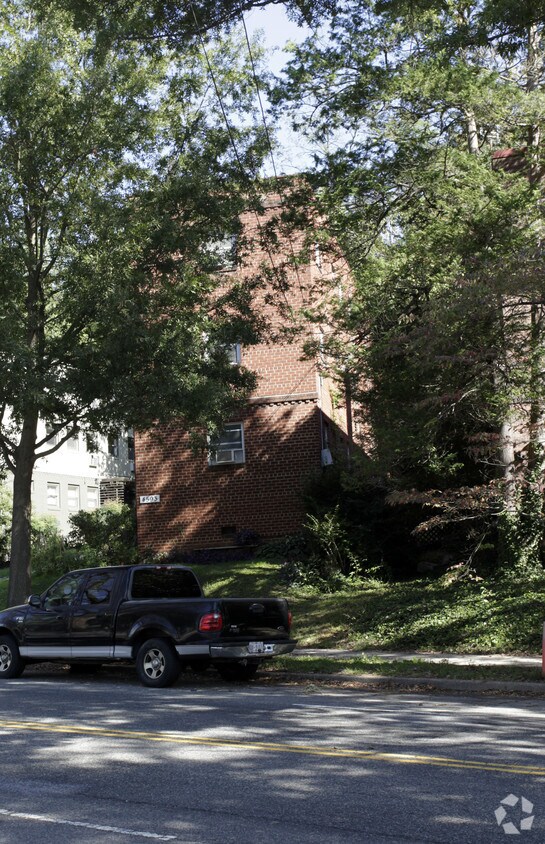 Foto del edificio - 4593 MacArthur Blvd NW