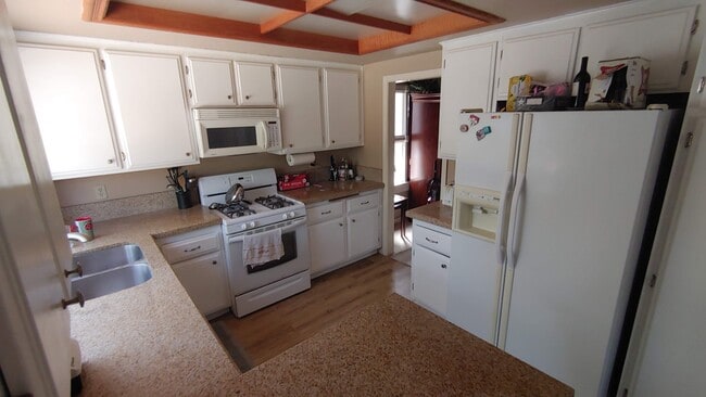 kitchen - 635 Vache Cir