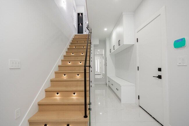 Photo du bâtiment - Upper and Main 101-166xx 18A AVENUE