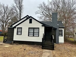 Building Photo - 135 King St