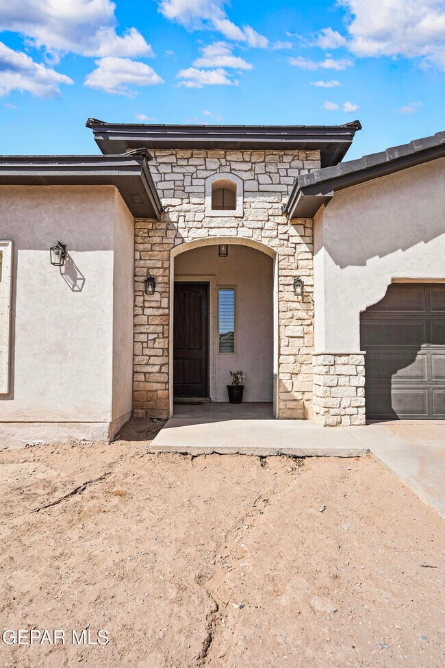 Building Photo - 869 Eastwell Dr