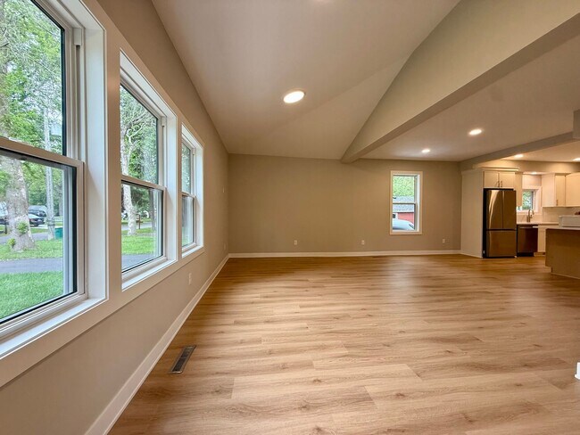 Building Photo - Stunning 3BR/3BA Orono Home Available 8/15. Walk to Lake Minnetonka!
