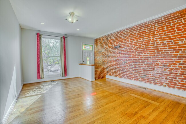 Building Photo - 3802 Claremont St