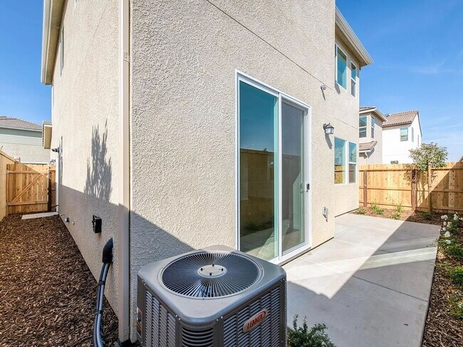 Foto del edificio - NEW! Modern, Wilson Home. 3 bedrooms / 2.5-bathroom single-family home in a quiet gated community...