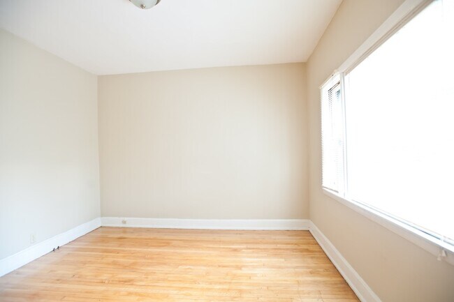 Foto del edificio - 3221 N Newhall St