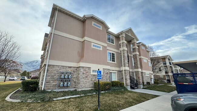Building Photo - Available now 3 bedroom 2 bath Condo in Pl...