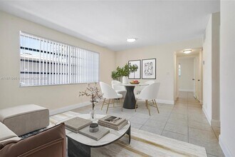 Building Photo - 1715 N 16th Ave