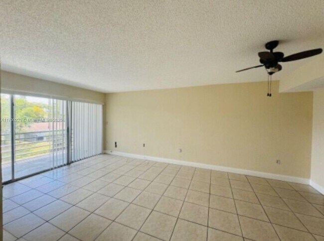 Foto del edificio - 4215 N University Dr