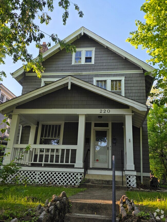 Building Photo - 220 E Oakland Ave