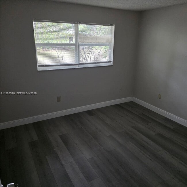 Building Photo - 2570 NE 192 St