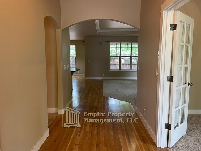 Building Photo - 121 Willow Springs Dr