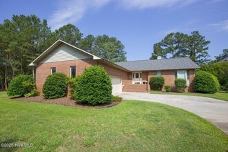 Building Photo - 1205 Greenbriar Dr