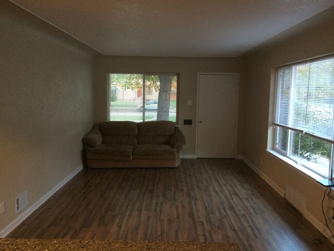 Building Photo - 5 Bedroom/ 2 Bath- DU