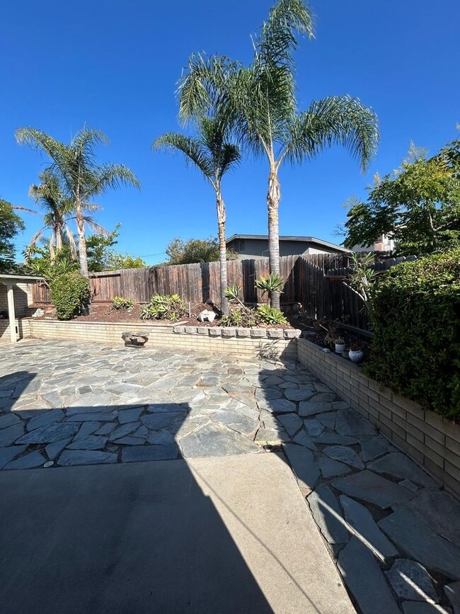 Building Photo - Lovely and spacious 3 bedroom 2 bath home ...