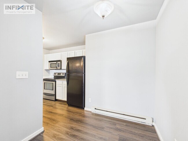 Foto del edificio - Top-Floor 2BR/2BA – Bright, Clean & Move-In Ready