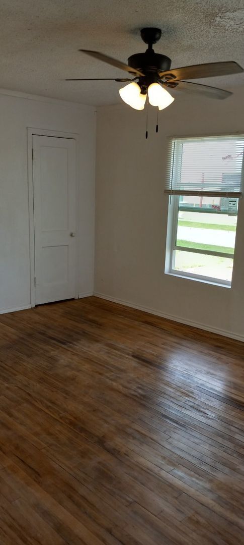 Foto del edificio - NEW listing-refinished hardwood floors, new laminate and paint throughout