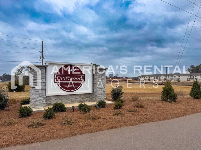 Building Photo - Escape to Lakeside Living in Lincoln! DEPO...