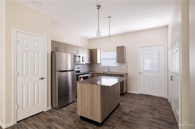 Foto del edificio - 5004 N Hiawatha Dr