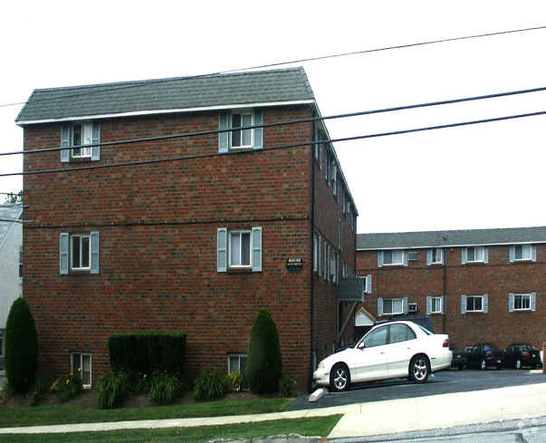 Maple Court - Maple Court Apartments