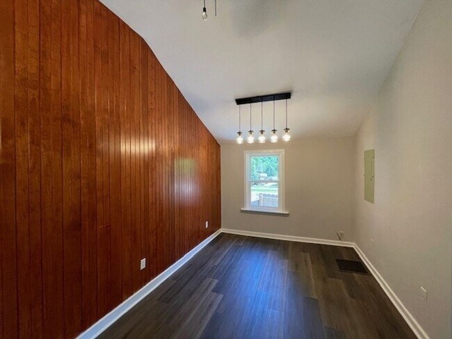 Foto del edificio - CHARMING UPDATED 1940'S COTTAGE IN HISTORI...