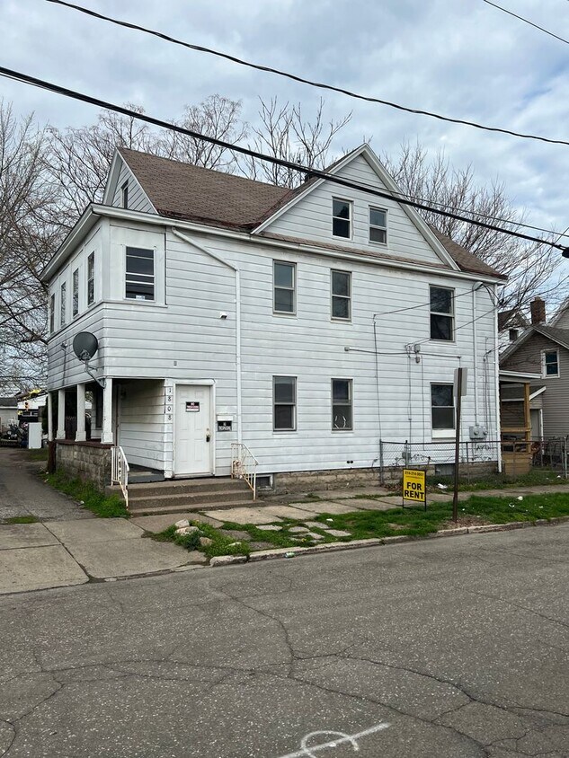 1806 Poplar St Unit 2, Erie, PA 16502 Room for Rent in Erie, PA