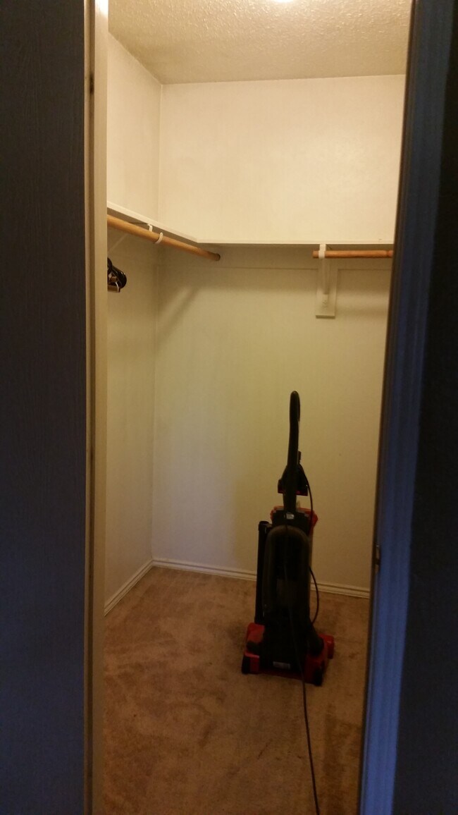 Building Photo - 506 Comanche Trl