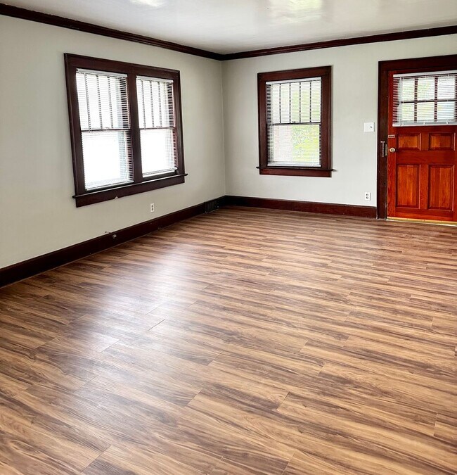 Building Photo - THE DEPOSIT MOVES YOU IN! No rent due until February 1st — the rest of January is FREE! PLUS - Le...