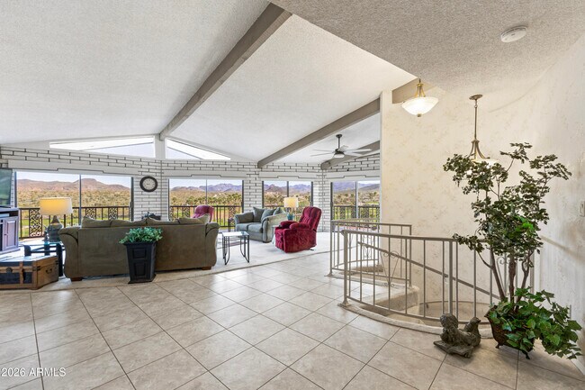 Building Photo - 322 N Cleopatra St