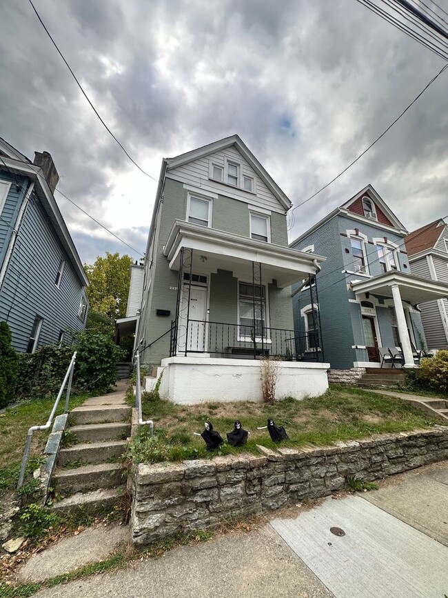 Building Photo - 5 Bedroom House Located In Clifton Near UC...